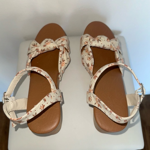 Floral Sandals Size: 8 - Picture 2 of 4